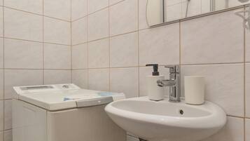 Apartamento básico | Banheiro | Chuveiro, produtos de toalete grátis, secador de cabelo