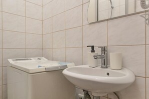 Apartament bàsic | Bany | Dutxa, articles de tocador gratuïts, assecador de cabells i tovalloles