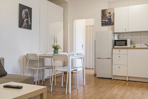 Basic Apartment | Private kitchen | Fridge, microwave, oven, stovetop - Cityscape 1BR With 1LR Apartment Comfort (Vienna)