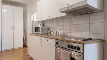 Apartamento básico | Cozinha privada | Geladeira, micro-ondas, fogão, cooktop