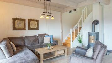 Fernseher, Kamin, Stereoanlage