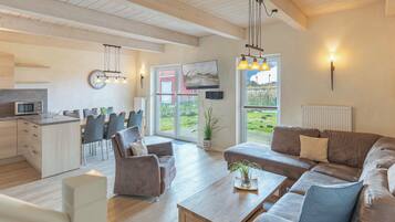 Fernseher, Kamin, Stereoanlage