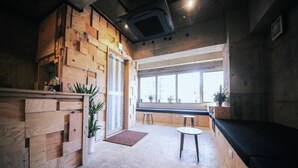 Un intérieur moderne avec un mur en bois, une fenêtre et un coin salon.