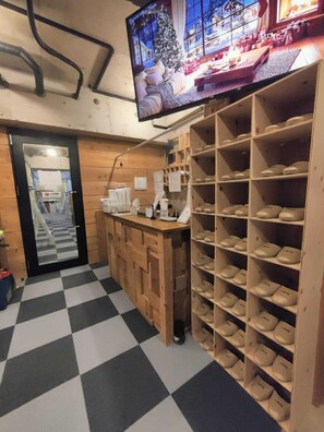 Shared Dormitory, Mixed Dorm, Non Smoking, Shared Bathroom | Interior - bnbplus Niigata BOOK INN - Hostel (Niigata)