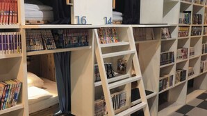 Une bibliothèque avec des étagères et une échelle.