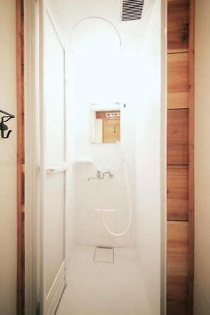 Shared Dormitory, Mixed Dorm, Non Smoking, Shared Bathroom | Bathroom - bnbplus Niigata BOOK INN - Hostel (Niigata)