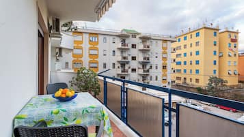 Estudio, balcón | Vista a la ciudad