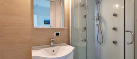 Studio, Balcony | Bathroom | Shower, free toiletries, hair dryer, towels