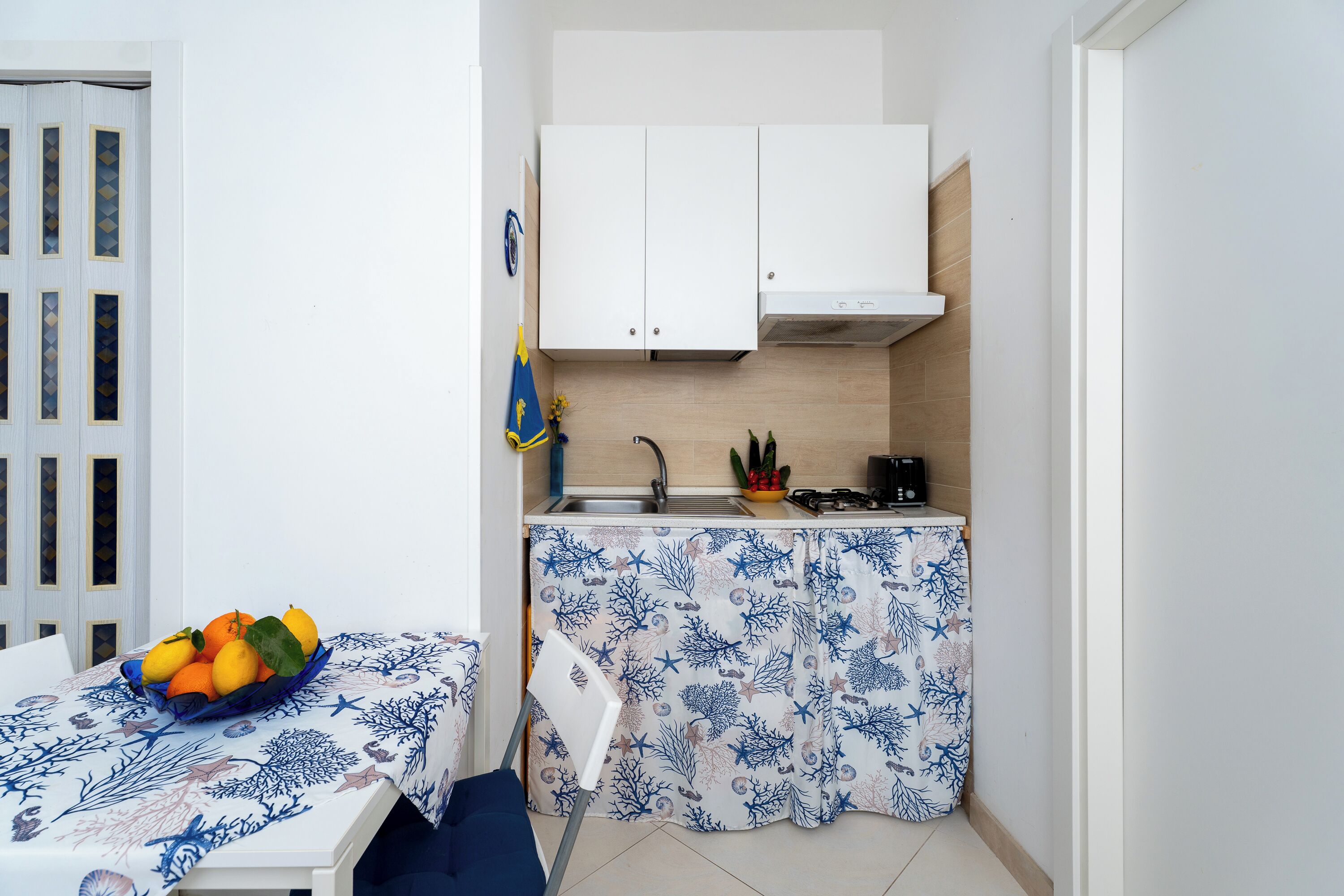 Estudio, balcón | Cocina privada | Frigobar, parrilla de estufa, tetera eléctrica y utensilios de cocina 