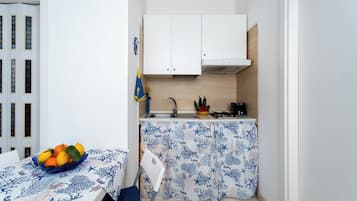 Estudio, balcón | Cocina privada | Frigobar, parrilla de estufa, tetera eléctrica y utensilios de cocina