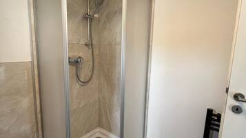 Dusche, Handtücher, Seife, Toilettenpapier