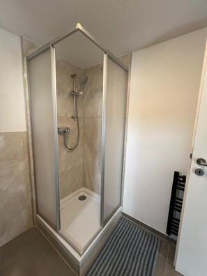 Shower, towels, soap, toilet paper - Apartment for fitters/workmen (Laudenbach)