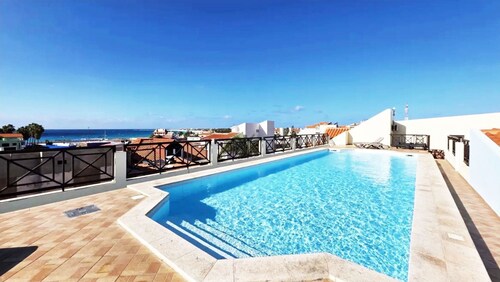Pool House, StarlinkWiFi, Air Conditioning! Direct access to shared rooftop pool!