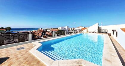 Pool House, StarlinkWiFi, Air Conditioning! Direct access to shared rooftop pool!