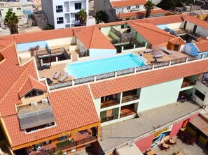 Exterior - Pool House, StarlinkWiFi, Air Conditioning! Direct access to shared rooftop pool! (Santa Maria)