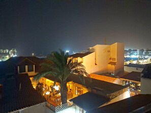 Ein Gebäude mit flachem Dach und einer Palme im Vordergrund.