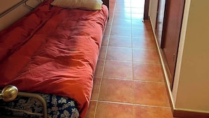 Dormitori amb lliteres i vista a un balcó.