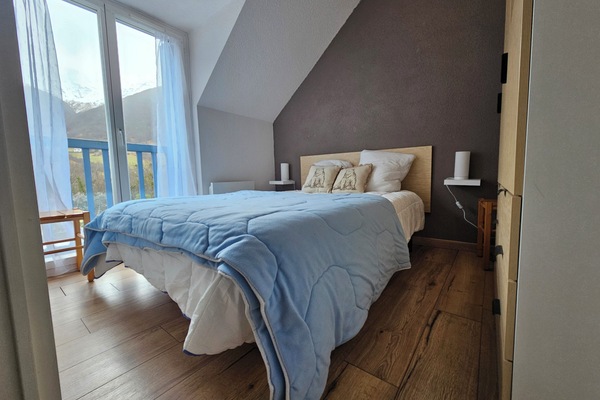 2 habitaciones y tabla de planchar con plancha