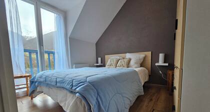 A 10-minute walk from the town center and cable car. T3 duplex apartment