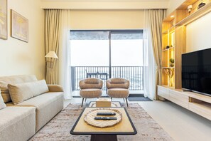 Apartemen, pemandangan kota | Area keluarga | Televisi LED 64-inci dengan saluran TV satelit