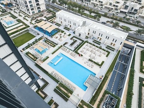 Outdoor pool - Superhost 1BR Near Dubai Hills Mall (Dubai)