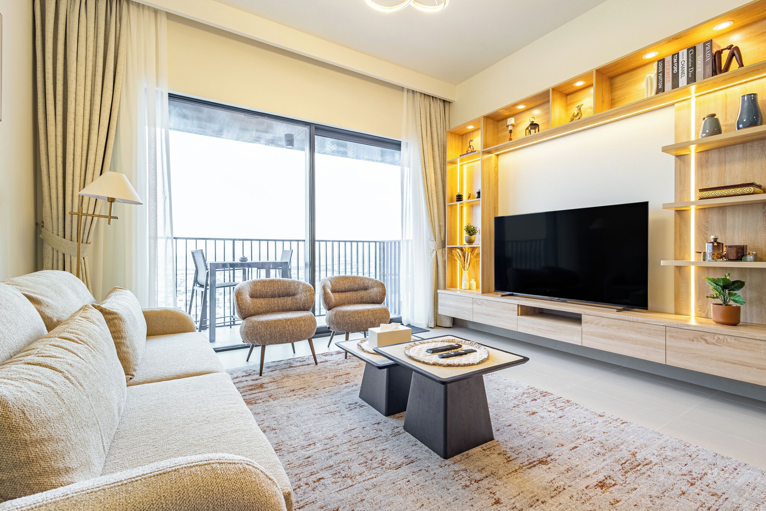 Appartement, uitzicht op stad | Woonruimte | Een 64-inch ledtelevisie met satellietzenders