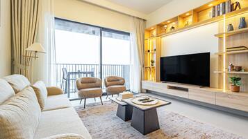 Appartement, uitzicht op stad | Woonruimte | Een 64-inch ledtelevisie met satellietzenders