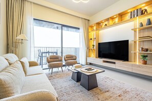 Apartment, Stadtblick | Wohnbereich | 64-Zoll-LED-Fernseher mit Satellitenempfang
