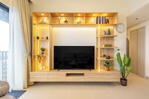 Een 64-inch ledtelevisie met satellietzenders