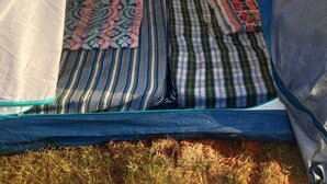 Uma tenda com esquema de cores azul e branco, apresentando um interior listrado e estampado.