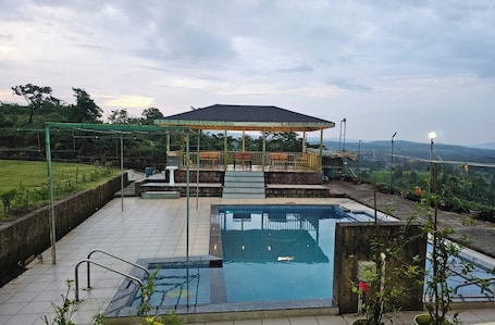 Pool. Bison Farm Stay