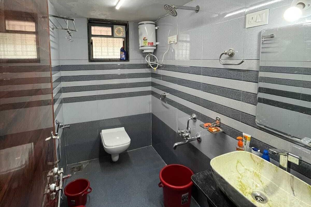 Casa de banho compacta com sanita, lavatório e zona de duche.