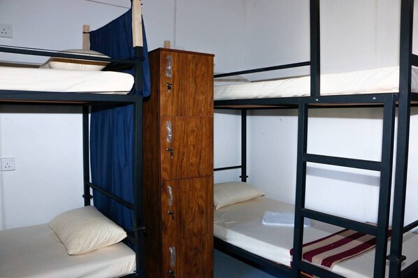 A bunk bed room with a wooden wardrobe and a blue curtain. - Dihein surf Hostel (Ahangama)