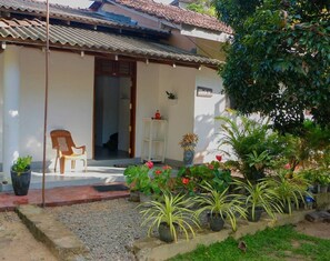 Front of property - Dihein surf Hostel (Ahangama)