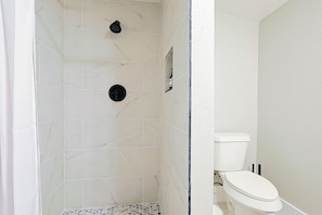Douche, sèche-cheveux, serviettes fournies, savon