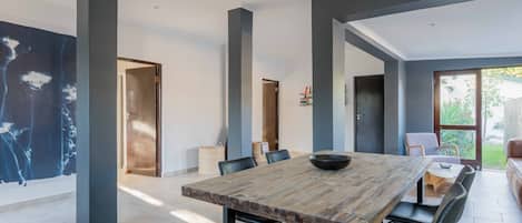 Apartment, 2 Bedrooms, Pool View | Dining