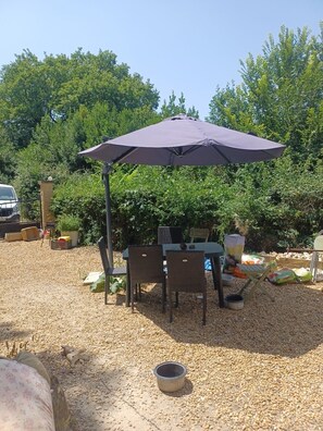 Outdoor dining - House 6/8 persons with swimming pool in a quiet area (La Capelle-et-Masmolène)