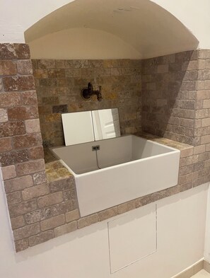 Douche, sèche-cheveux, serviettes fournies, savon