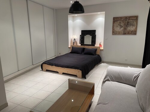 Charming, Spacious (72m2) and Comfortable 3 rooms, quiet area, near center