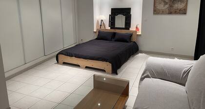 Charming, Spacious (72m2) and Comfortable 3 rooms, quiet area, near center