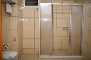 Ducha, artículos de tocador gratuitos, secador de pelo, pantuflas