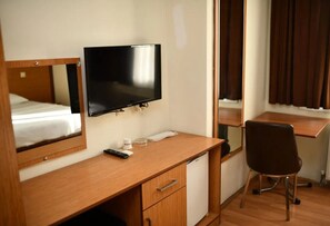 Desk, blackout drapes, soundproofing, iron/ironing board - ROYAL MUT OTEL (Mut)