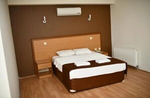 Schreibtisch, Verdunkelungsvorhänge, schallisolierte Zimmer