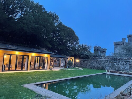 Private garden house with cold water natural swimming pool in Castle estate.