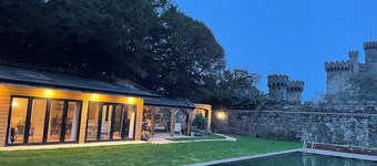 Private garden house with cold water natural swimming pool in Castle estate.