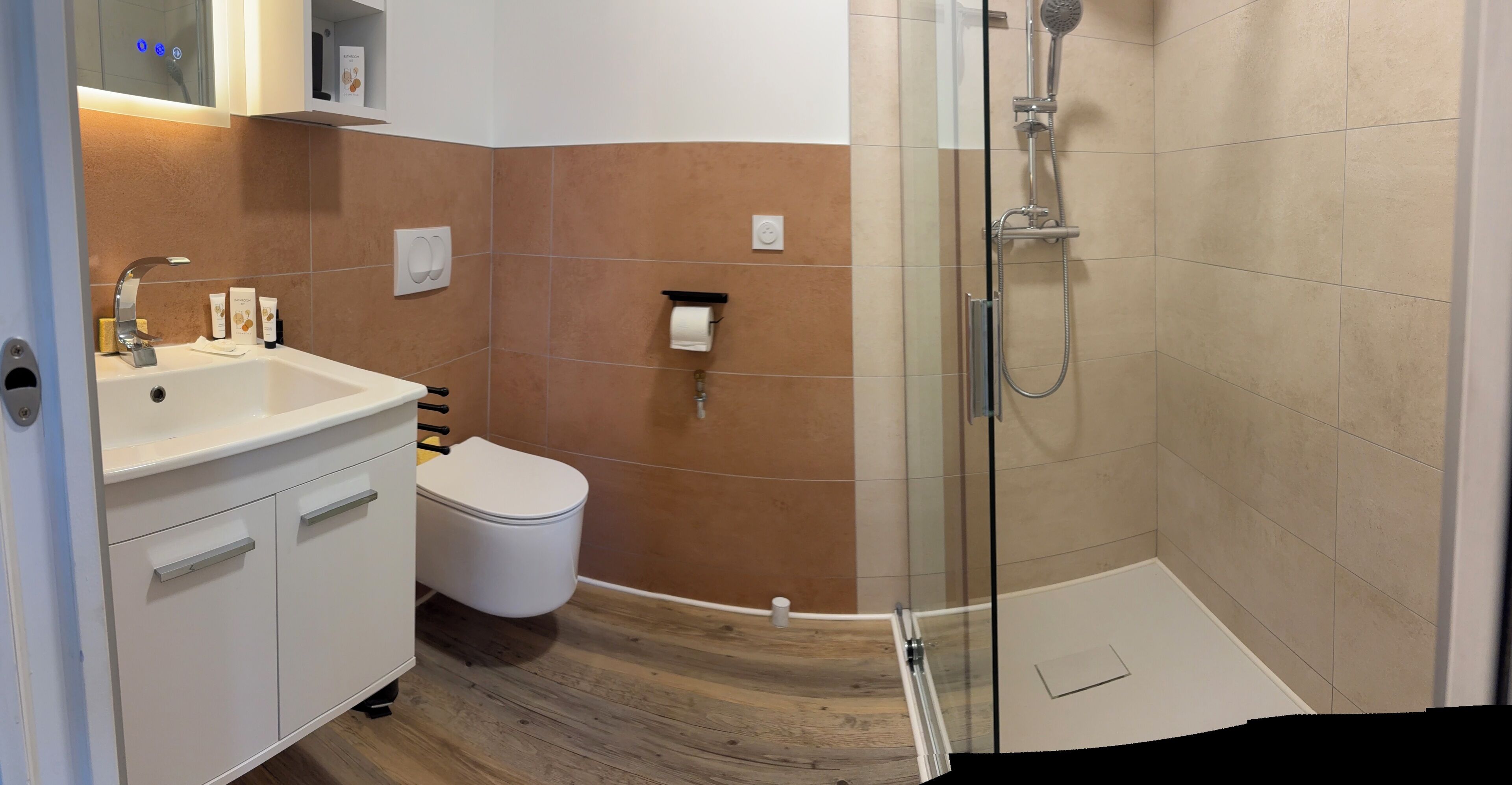 Sèche-cheveux, serviettes fournies, savon, papier toilette