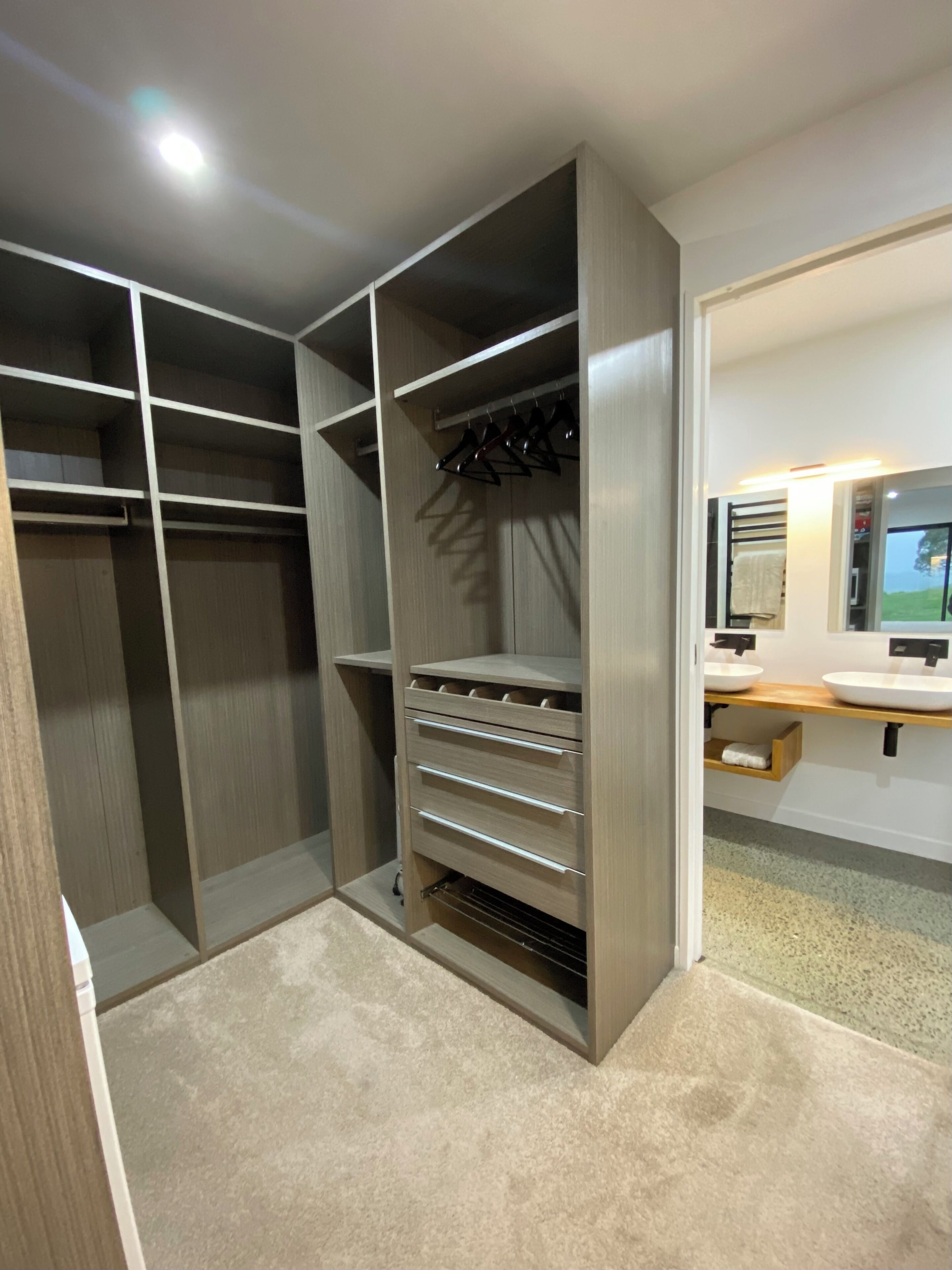 Douche, serviettes fournies, savon, papier toilette