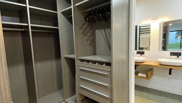 Douche, serviettes fournies, savon, papier toilette