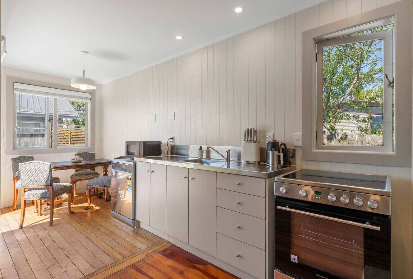 冷蔵庫、電子レンジ、オーブン、コンロ