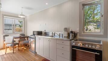 Køleskab, mikrobølgeovn, ovn, kogeplade